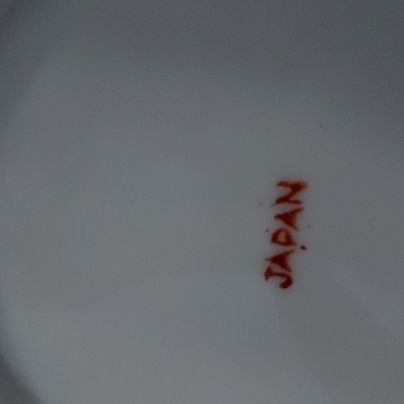 Vintage Porcelain Lusterware Floral Ashtray trimmed in Gold.6 inches Wide - Picture 3 of 7